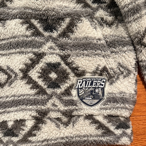 Colosseum Worcester Railers hockey aztec Patterned Fleece Hoodie small - Picture 2 of 3